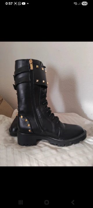 Botas negras con tachuelas