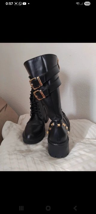 Botas negras con tachuelas