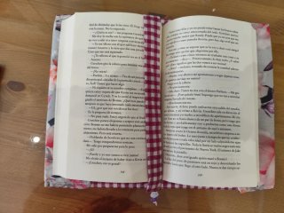 Funda literaria floral .