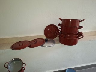 24 piezas. Ollas/tapaderas/potes de esmalte rojo