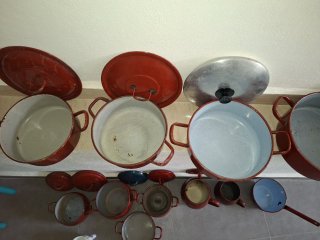 24 piezas. Ollas/tapaderas/potes de esmalte rojo