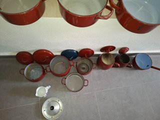 24 piezas. Ollas/tapaderas/potes de esmalte rojo