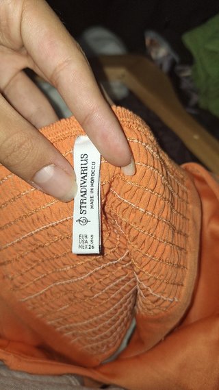 Top naranja con escote cuadrado
