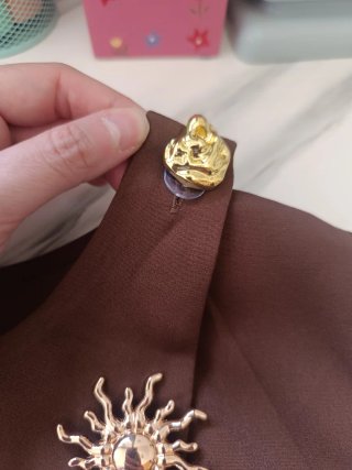 Top Shein marrón con detalles dorados