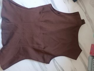 Top Shein marrón con detalles dorados