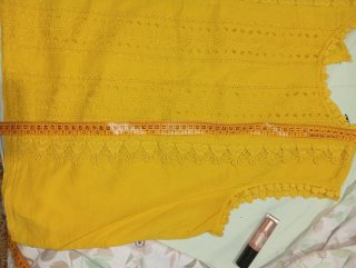 Blusa amarilla de verano con bordados