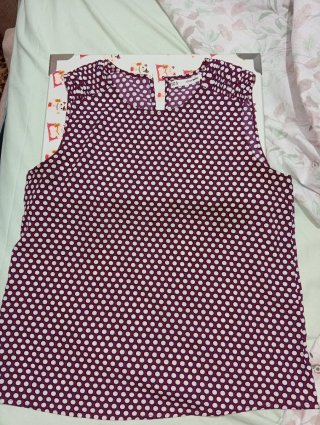Blusa morada con lunares blancos