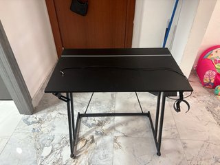 Mesa negra de metal y plástico