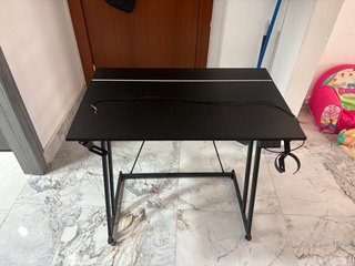 Mesa negra de metal y plástico