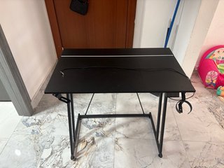 Mesa negra de metal y plástico