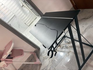 Mesa negra de metal y plástico