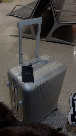 Maleta Rimowa plateada con etiqueta