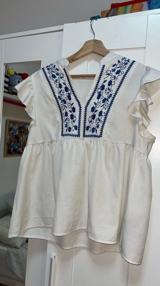 Blusa blanca bordada azul