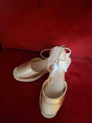 Sandalias doradas con esparto.