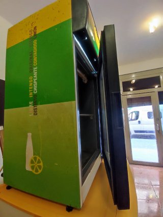 Nevera Schweppes sobremesa