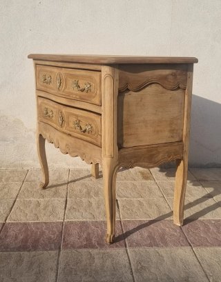 Cómoda antigua de madera y metal