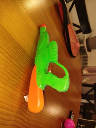 Pistola de agua verde y naranja