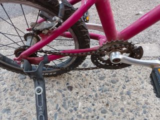 Bicicleta infantil rosa con ruedines