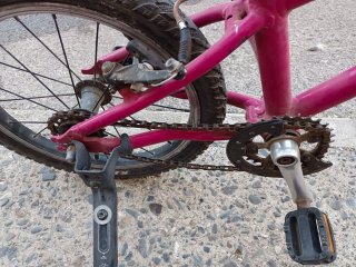 Bicicleta infantil rosa con ruedines