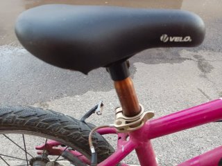Bicicleta infantil rosa con ruedines