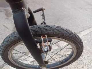 Bicicleta infantil rosa con ruedines