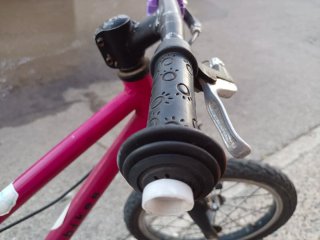 Bicicleta infantil rosa con ruedines