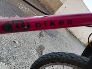 Bicicleta infantil rosa con ruedines