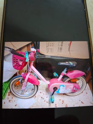 Bicicleta infantil rosa con ruedines