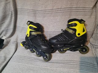 Patines en línea negros y amarillos Mítical