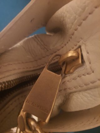 Bolso blanco con detalles dorados