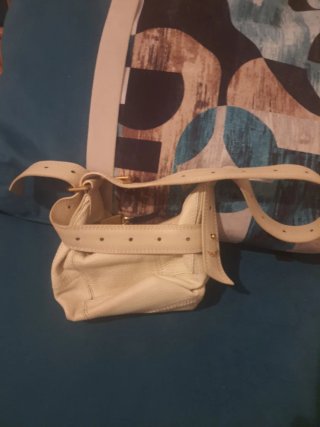 Bolso blanco con detalles dorados