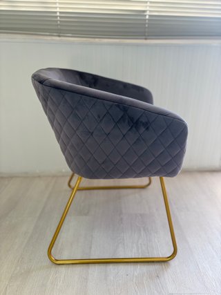 Sillón de salón gris y dorado