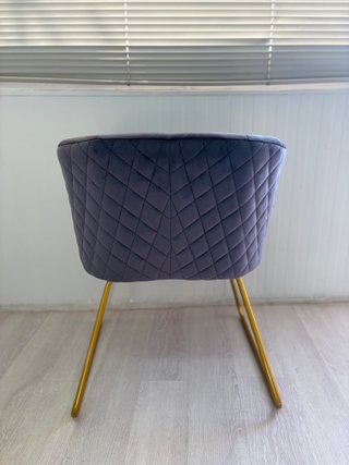 Sillón de salón gris y dorado