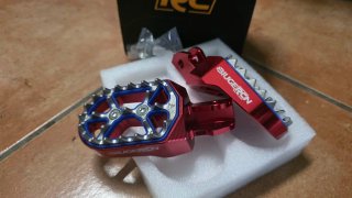 Estriberas moto RC azules y rojas