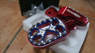 Estriberas moto RC azules y rojas