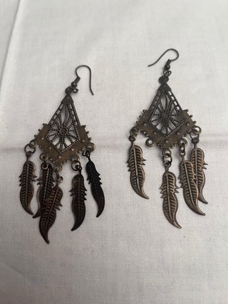 Pendientes largos estilo boho con plumas