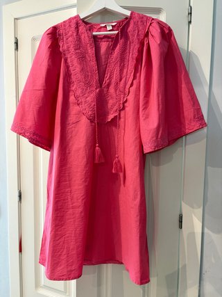 Vestido corto rosa bordado