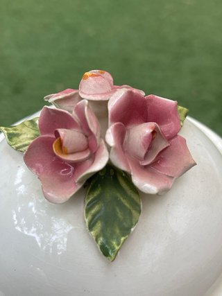 Jarrón de cerámica con tapa y flores