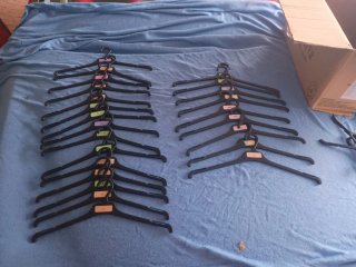 ref. A11. Perchas de plástico para ropa de adulto