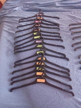 ref. A11. Perchas de plástico para ropa de adulto