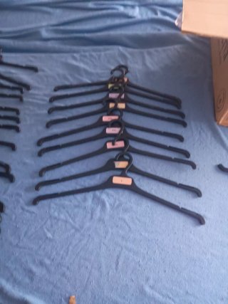 ref. A11. Perchas de plástico para ropa de adulto
