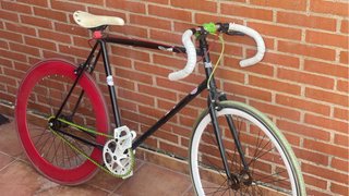 Bici Fixie Negra con llantas alternativas
