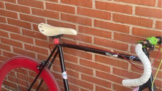 Bici Fixie Negra con llantas alternativas