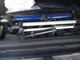 Telescopio azul con trípode