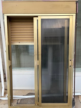 Ventana corredera aluminio con persiana y cristal