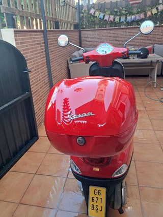 Vespa Roja con Baúl