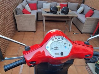 Vespa Roja con Baúl