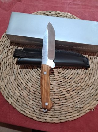 Herramienta de campo con funda de cuero