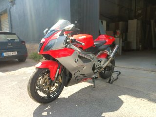 Aprilia rsv1000 r