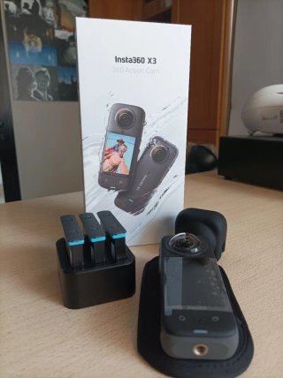 Insta360 X3 Action Cam + Caricabatterie